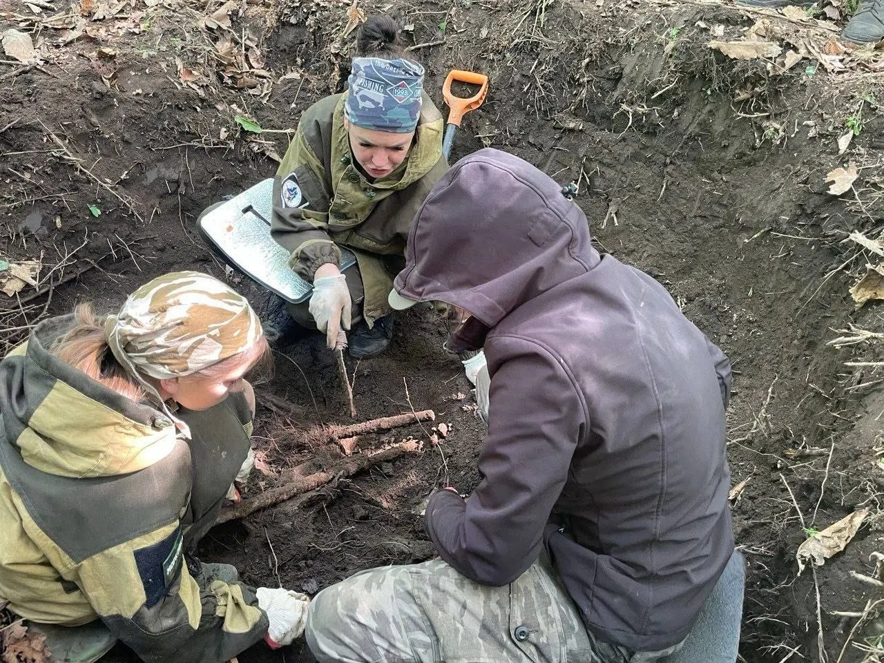 В Хасанском районе в рамках «Вахты памяти — 2026» найдены останки двух бойцов Красной Армии; личные вещи подтверждают принадлежность, останки отправлены на судебно-медэкспертизу.