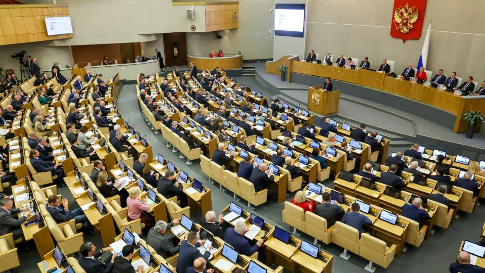 Депутаты приняли поправки, дающие кабинету министров право наращивать расходы и государственный внутренний долг сверх установленных законом лимитов — меры объясняют необходимостью реагировать на быстро меняющиеся экономические условия.