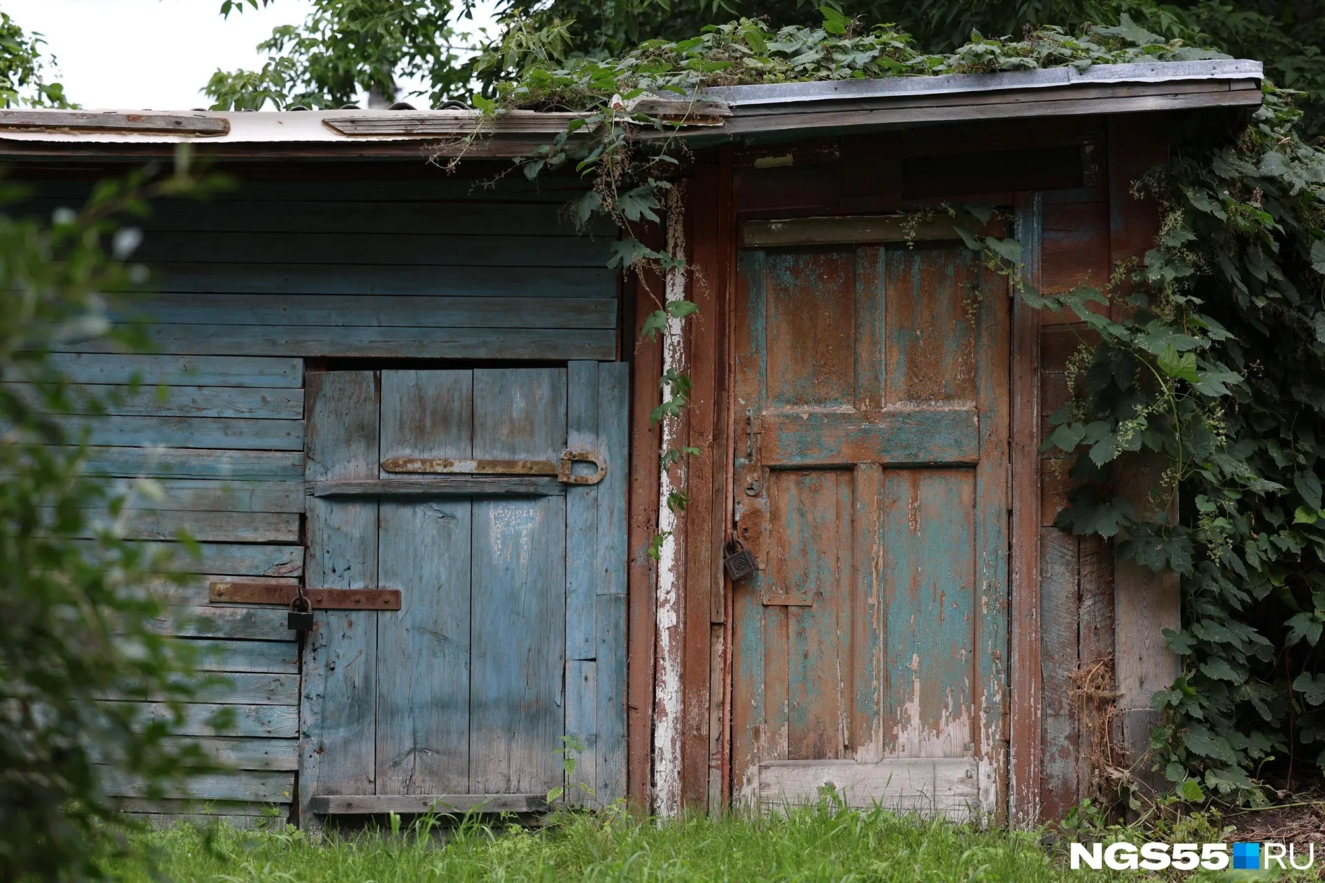 В посёлке Заводской (ул. Ленина) трое злоумышленников насильно вывезли 11‑летнего ребёнка в сарай, связали скотчем и оставили одного. Мальчик сумел освободиться и сбежать, сообщает Следственный комитет Приморья.