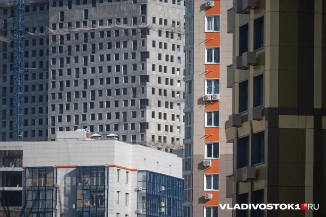 В мае средняя цена за квадратный метр на первичном рынке Владивостока упала на 0,5% до 203 тыс. руб. — при этом город сохранил статус самого дорогого в Дальневосточном федеральном округе и вошёл в первую десятку стран по стоимости новостроек.