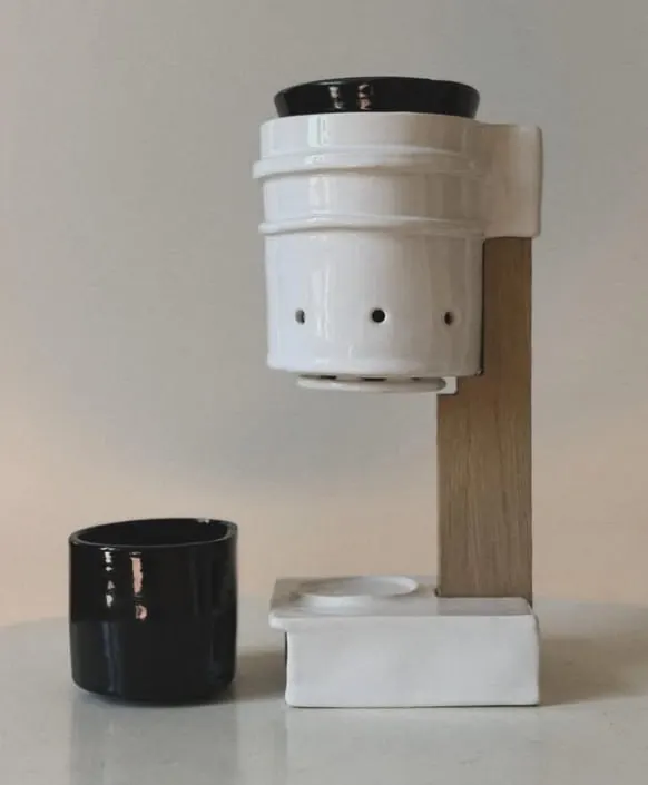 Московский художник и керамист создали воронку для заваривания кофе в виде Белой башни Уралмашзавода — жест поддержки арх-группы «Подельники», которая реставрировала памятник. Тем временем власти решили передать башню госкорпорации.