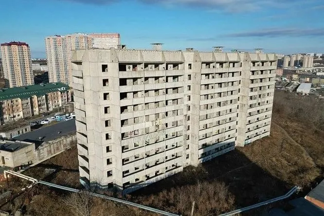 Арбитраж постановил компенсировать 20,5 миллиона рублей компании, владевшей недостроенными 10‑этажными домами на улице Борисенко во Владивостоке.