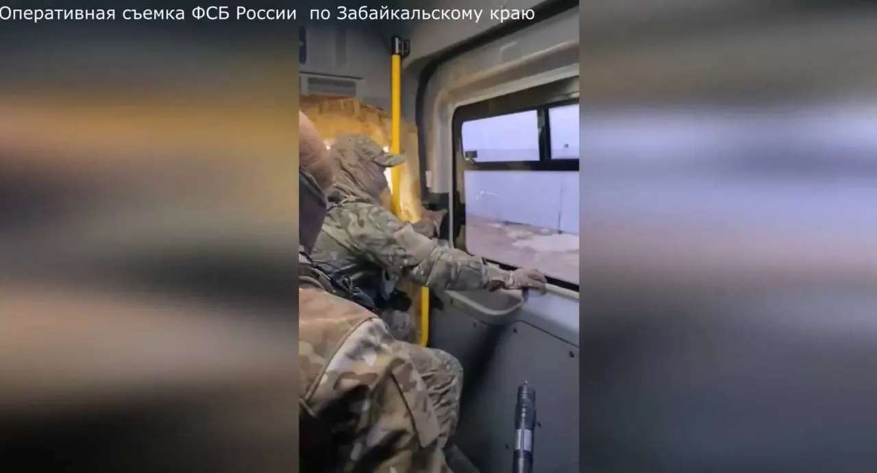 39‑летнего мужчину обвиняют в публичных призывах к экстремистской деятельности в открытом Telegram‑чате. По этой статье предусмотрено до пяти лет лишения свободы.