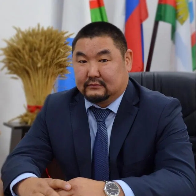 МЧС опубликовало видео спасения семи охотников на реке Лена, среди них назвали главу района. Прокуратура начала проверку, но спустя более месяца результатов не представила.