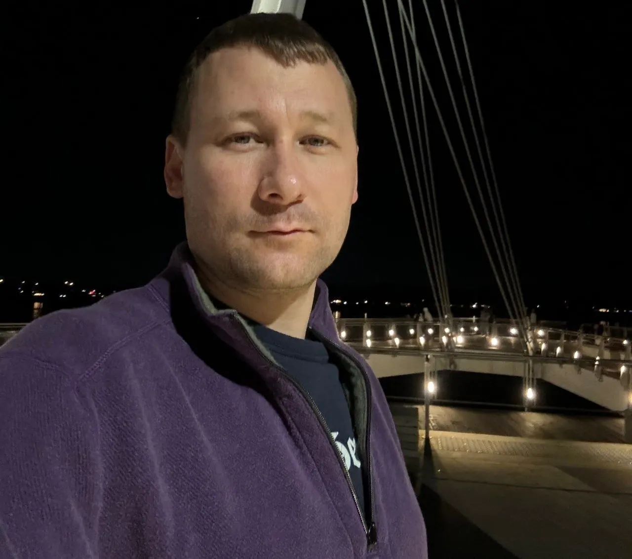 Краснофлотский районный суд Хабаровска оштрафовал Алексея Ивентьева на 10 тысяч рублей по статье об участии в нежелательной организации. В решении отмечено распространение материалов зарубежных организаций — их названия изъяты. Ранее ему также вменяли дискредитацию армии за одиночный пикет.