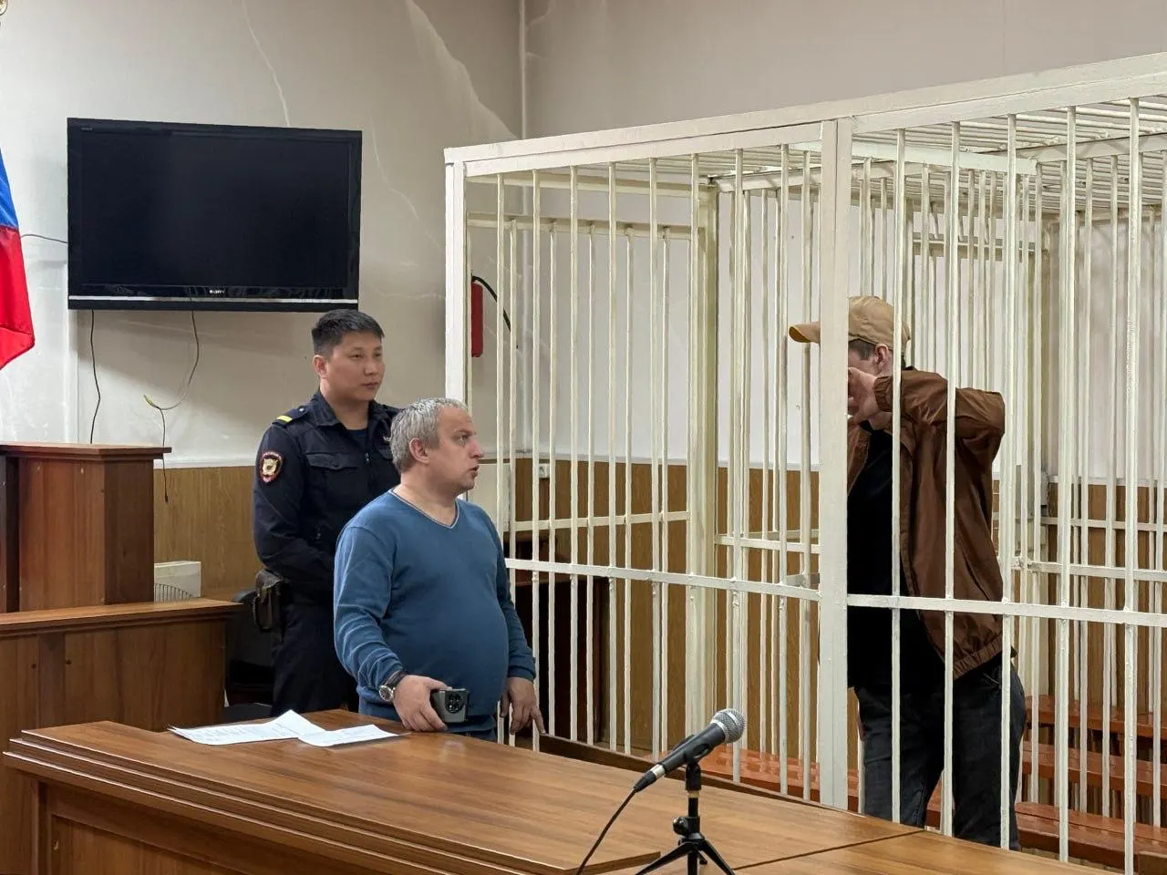 В Забайкалье расследование в отношении одного из взрослых фигурантов дела о смерти 63‑летнего мужчины приостановлено — он отправился на войну. Второй взрослый получил 15 лет колонии, но после объявления приговора также уехал на фронт.