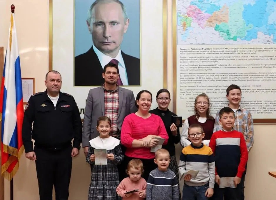 В 2025 году 1112 человек из разных стран оформили специальные визы для переезда в Россию как лица, разделяющие традиционные духовно‑нравственные ценности. Виза даёт однократный въезд на 90 дней с последующим упрощённым получением РВП.