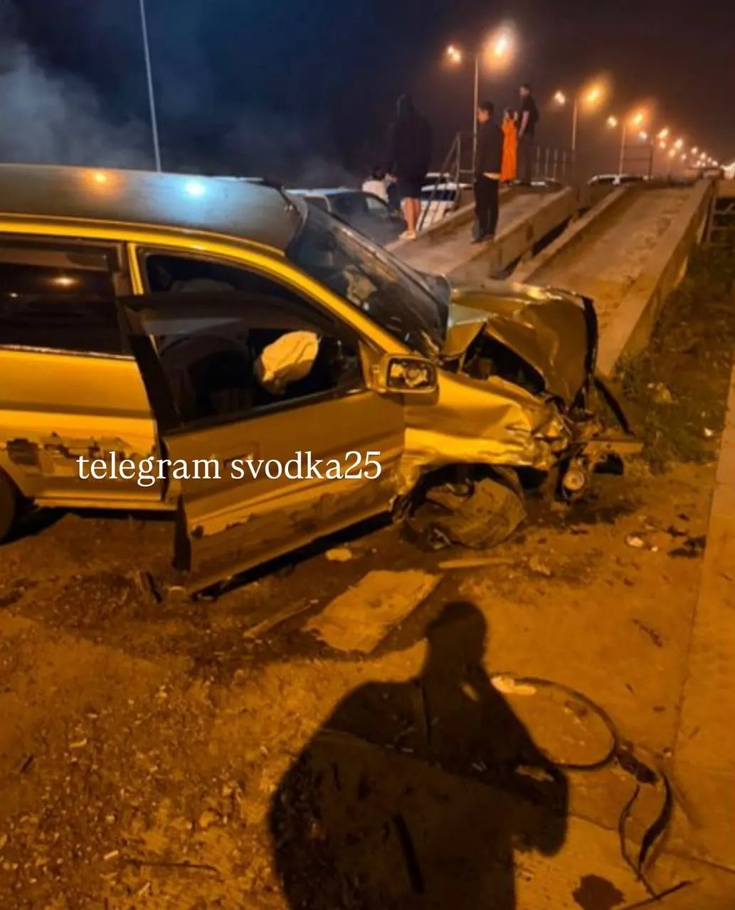 На трассе рядом с игровой зоной в Артёме легковой автомобиль на высокой скорости протаранил людей и несколько припаркованных машин. Очевидцы говорят о пострадавших; официальных данных пока нет.