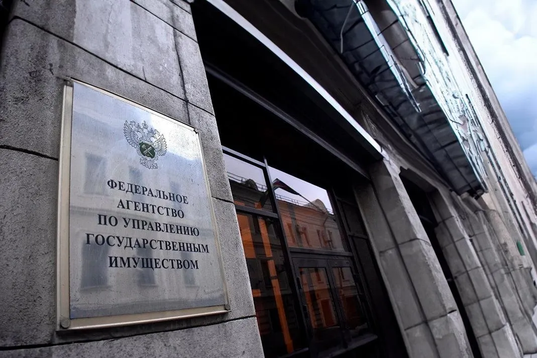 Закон отменяет ценовой порог и обязательную шестимесячную паузу при повторных торгах — теперь можно будет продавать любые квартиры, изъятые по решениям судов. В документе также прописаны новые требования к оценщикам и организаторам торгов, а для религиозной собственности снят срок давности при оспаривании приватизации.