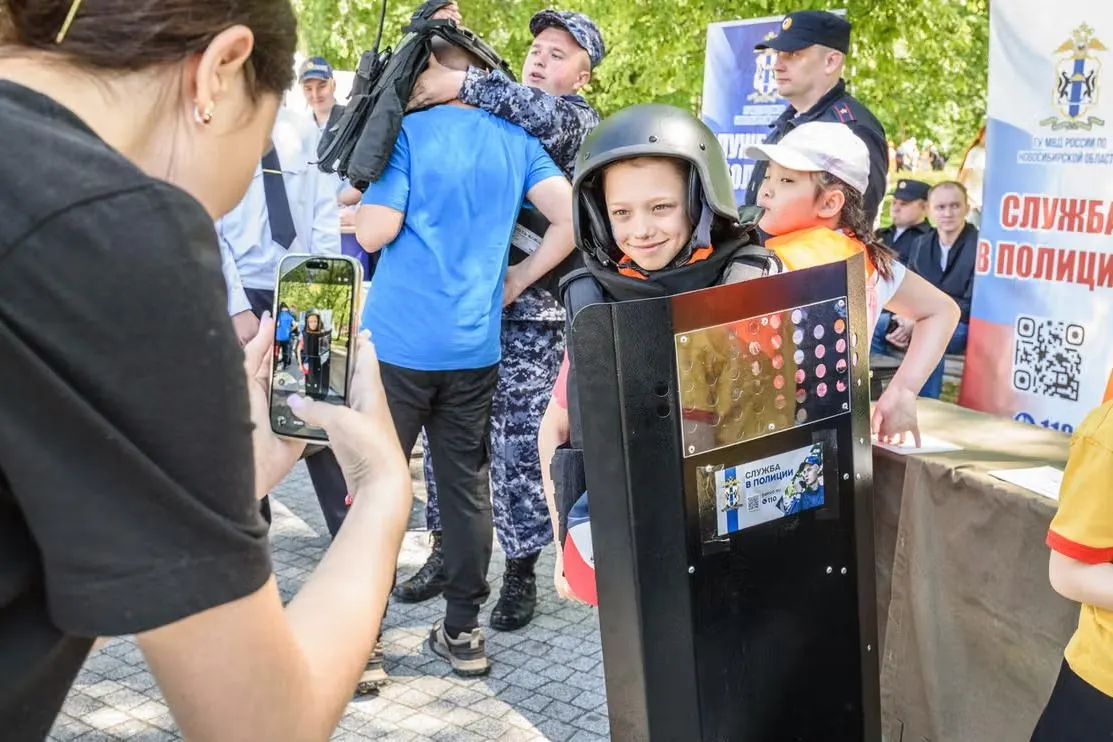 В нескольких городах России Росгвардия, ФСИН и полиция устроили для школьников показные мероприятия с образцами оружия, бронетехникой и демонстрацией приёмов подавления массовых беспорядков.