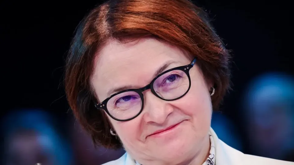 Отсутствие главы Центробанка спровоцировало слухи и оживлённую дискуссию о снижении ключевой ставки. Одновременно принятые поправки в бюджетном законе открывают путь к непрозрачному наращиванию военных расходов — всё это меняет роль ЦБ и риски для экономики.