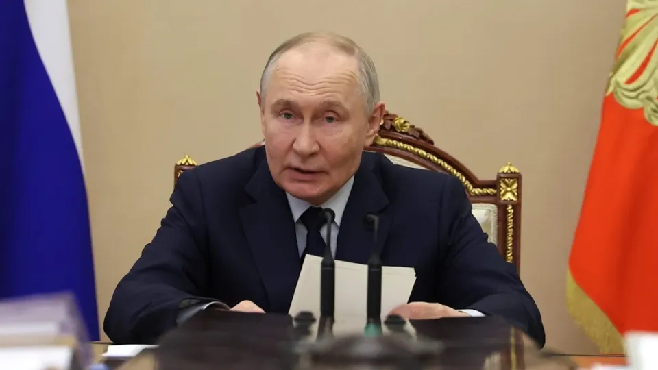 Президент заявил, что инвестиционная «сдержанность» объясняется макроэкономическими факторами и мерами властей, при этом власти отмечают снижение инфляции. В то же время крупнейшие компании сокращают вложения из‑за высоких ставок, падения прибыли и внешних ограничений.
