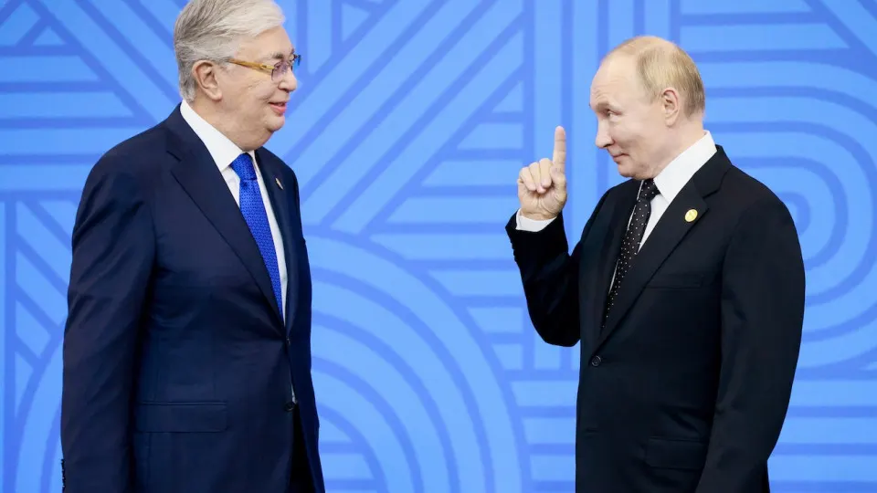 Из‑за сокращения выпуска бензина и ремонтных работ на НПЗ РФ обсуждается временный импорт из Казахстана — возможно обменом на авиа‑керосин.