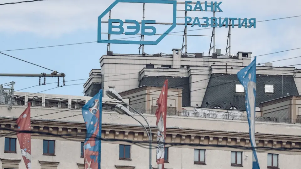 Государственный банк объявил план по снижению расходов и массовому сокращению персонала на фоне «кредитного охлаждения» экономики; в следующем году изменения затронут и дочерние структуры.