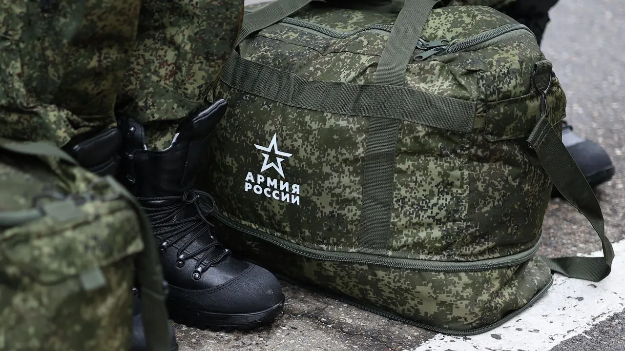 Муниципальное предприятие наняло подрядчика для подбора пяти добровольцев для службы по контракту; на каждого планируют по 240 тысяч рублей. Аналогичные практики вводят в регионах и вузах.