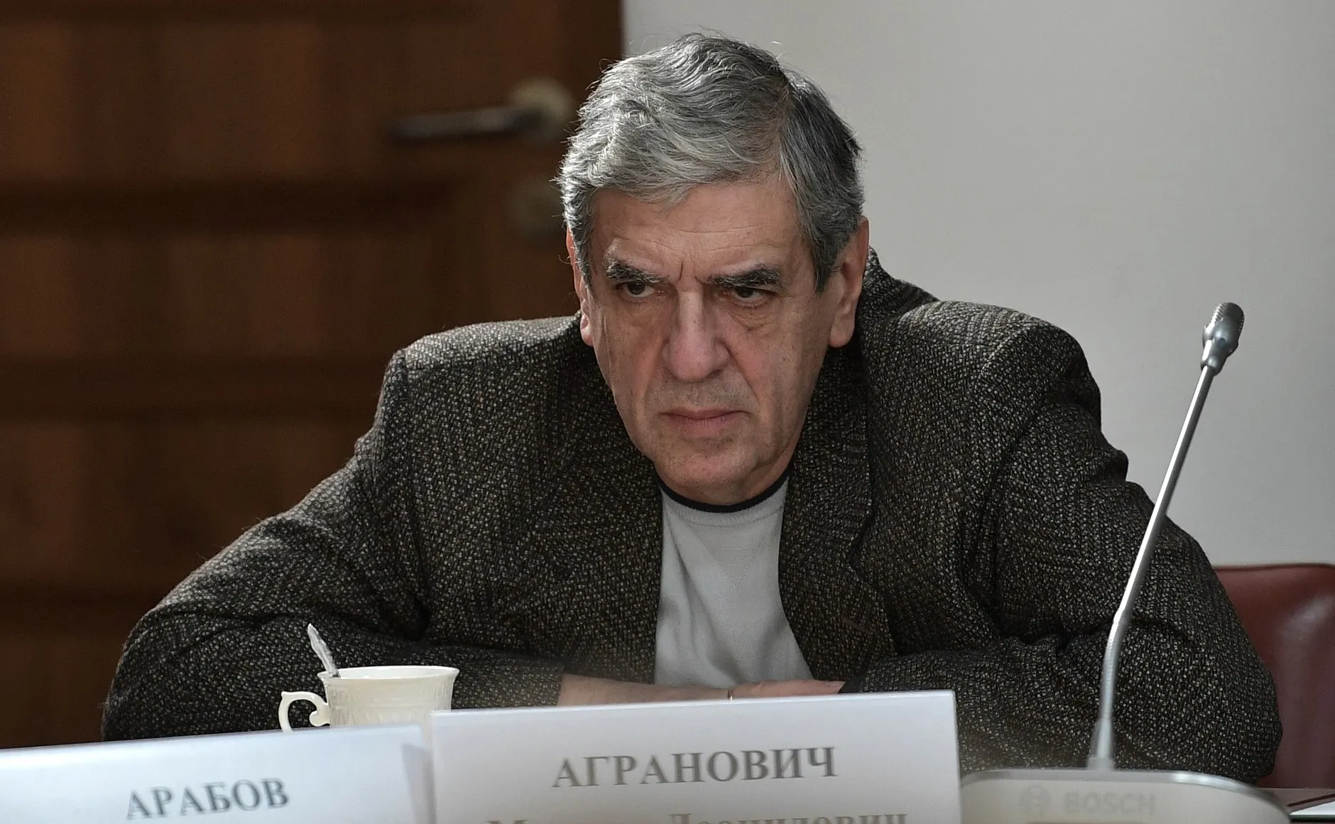 Операторский факультет предлагает бесплатное обучение с 2027 года абитуриентам, которые подпишут контракт с Минобороны на год службы в войсках беспилотных летательных аппаратов; обещают общежитие, статус ветерана и льготы, но активисты предупреждают о возможном обмане с увольнением.