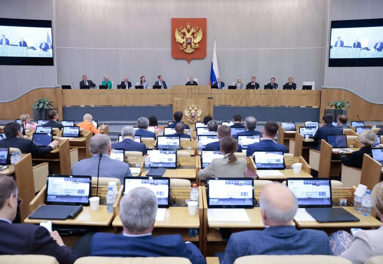 Анализ показал, что правительственные инициативы проходят в Госдуме значительно чаще депутатских: 84% против примерно 25%, президентские законопроекты проходят почти всегда — около 99%.