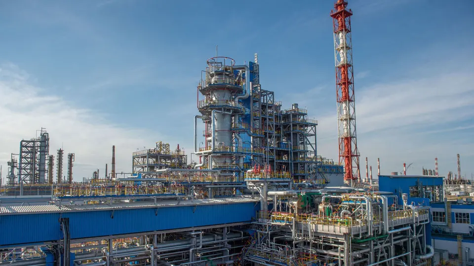 После ударов беспилотников крупнейшее предприятие «Газпромнефтехим Салават» приостановило основную переработку сырья. На восстановление может потребоваться от нескольких недель до месяцев, а в стране уже заметно сокращение выпуска топлива.
