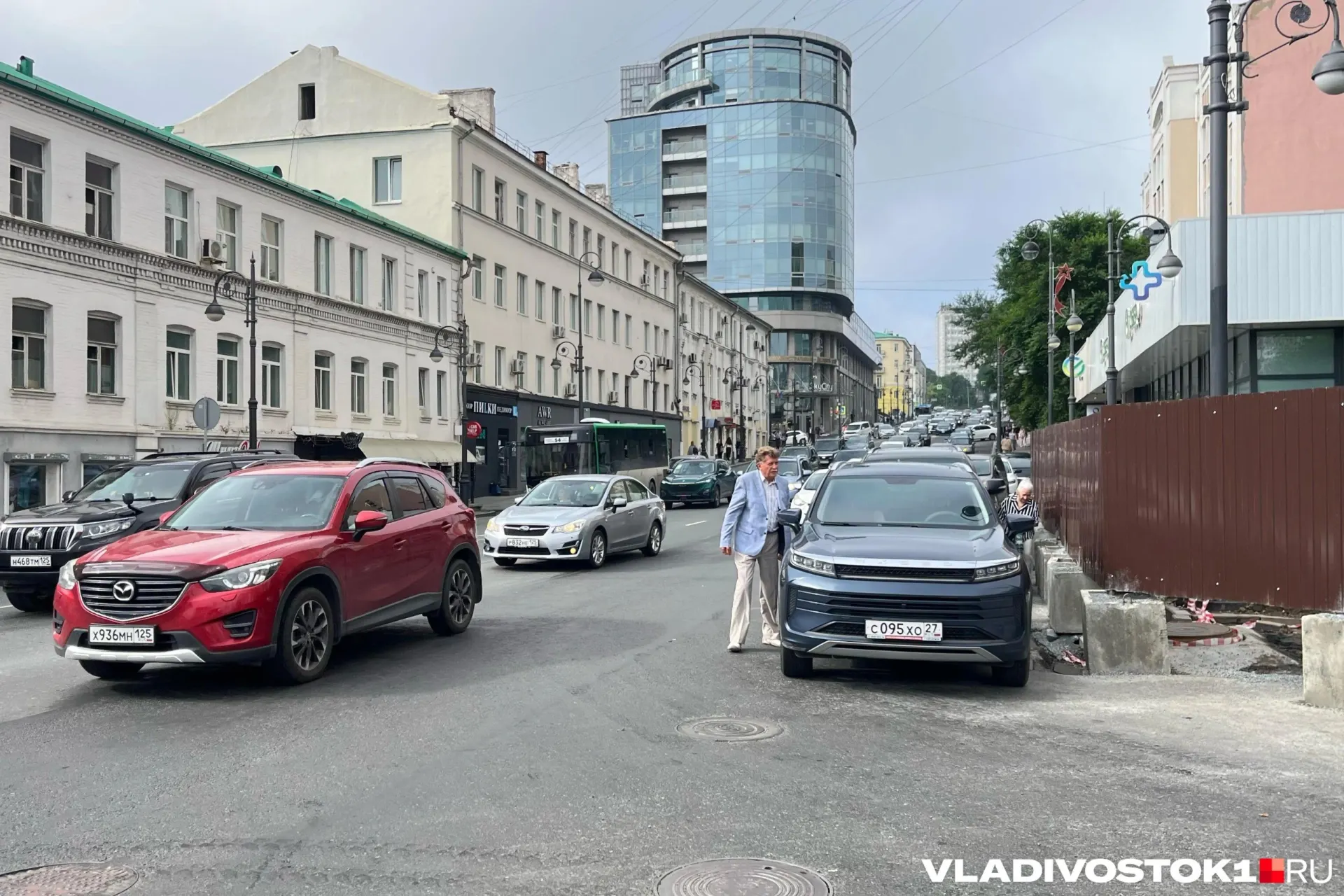 Из‑за подготовки к запуску салюта во Владивостоке частично закроют парковки и временно ограничат движение на участке улицы Светланской — владельцам автомобилей советуют заранее убрать транспорт.