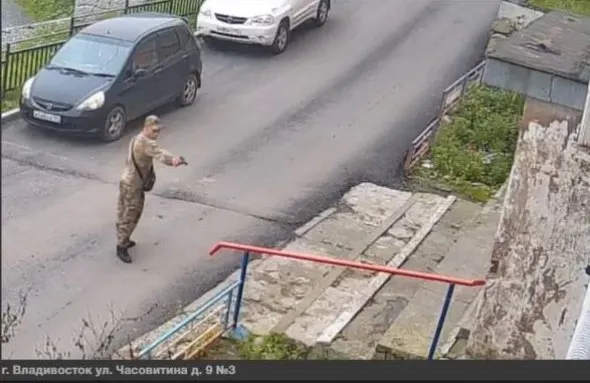 Во дворе на улице Часовитина мужчина в военной одежде с пистолетом запугал женщину, а затем прошёл вдоль подъездов, прицеливаясь в окна рядом с детской площадкой.