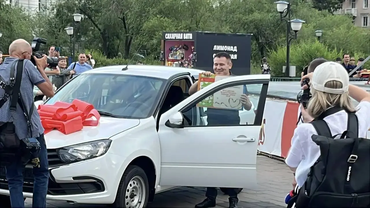 Начальник отдела краевого минкульта стал победителем розыгрыша автомобиля на городском празднике, затем отказался от приза — власти провели повторный розыгрыш и пообещали запрет для организаторов.