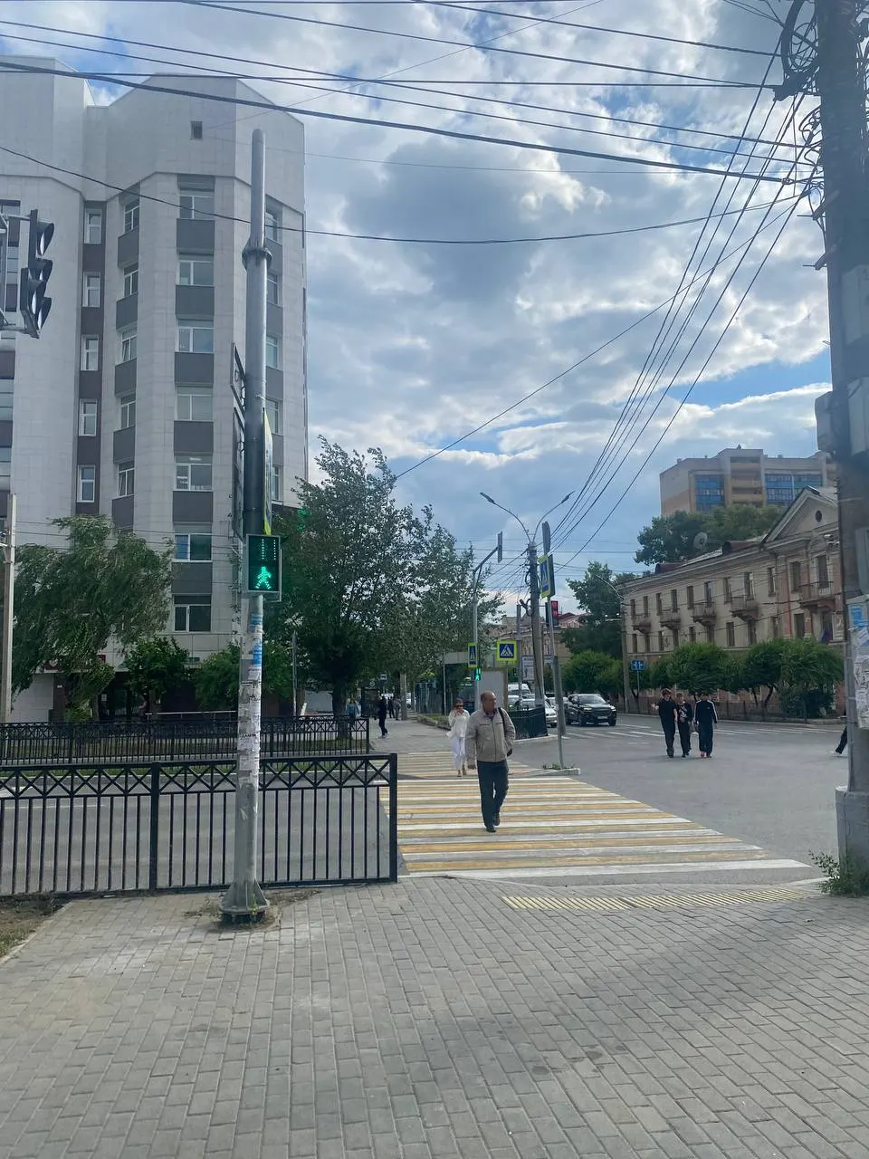 На перекрёстке улиц Бабушкина и Бутина появился пешеходный светофор — мера, призванная повысить безопасность перехода и упорядочить движение.