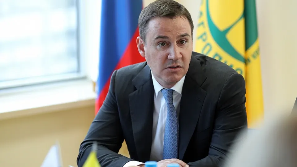 Заместитель председателя правительства Дмитрий Патрушев фактически установил контроль над РЭО: в наблюдательный совет заходят его люди, а прежнее руководство фирмы оказалось фигурантом уголовных дел.