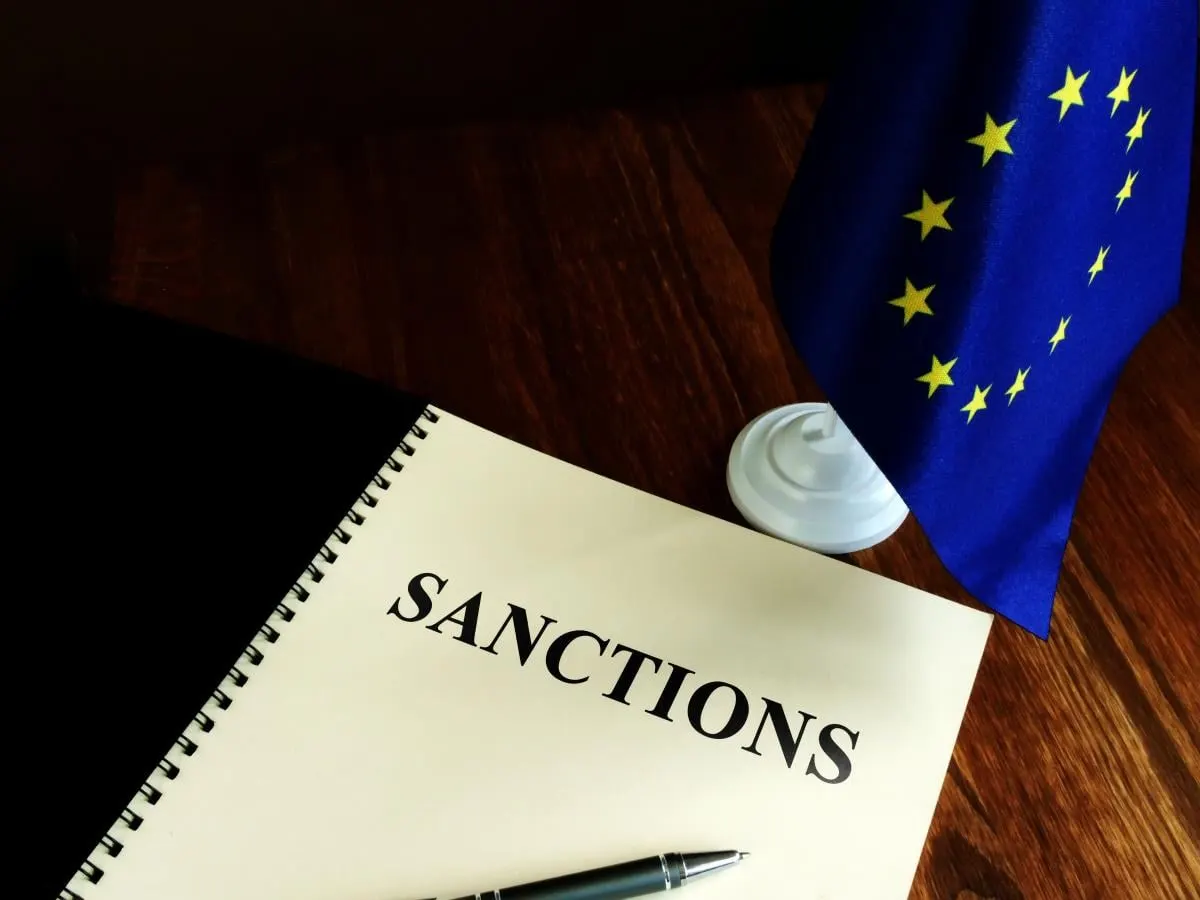 Послы стран Евросоюза достигли политического согласия по содержанию 21‑го пакета санкций. В документе предусмотрена временная заморозка ценового потолка на нефть и особые положения по перевалке российского СПГ; официальное утверждение ожидается в письменной процедуре.