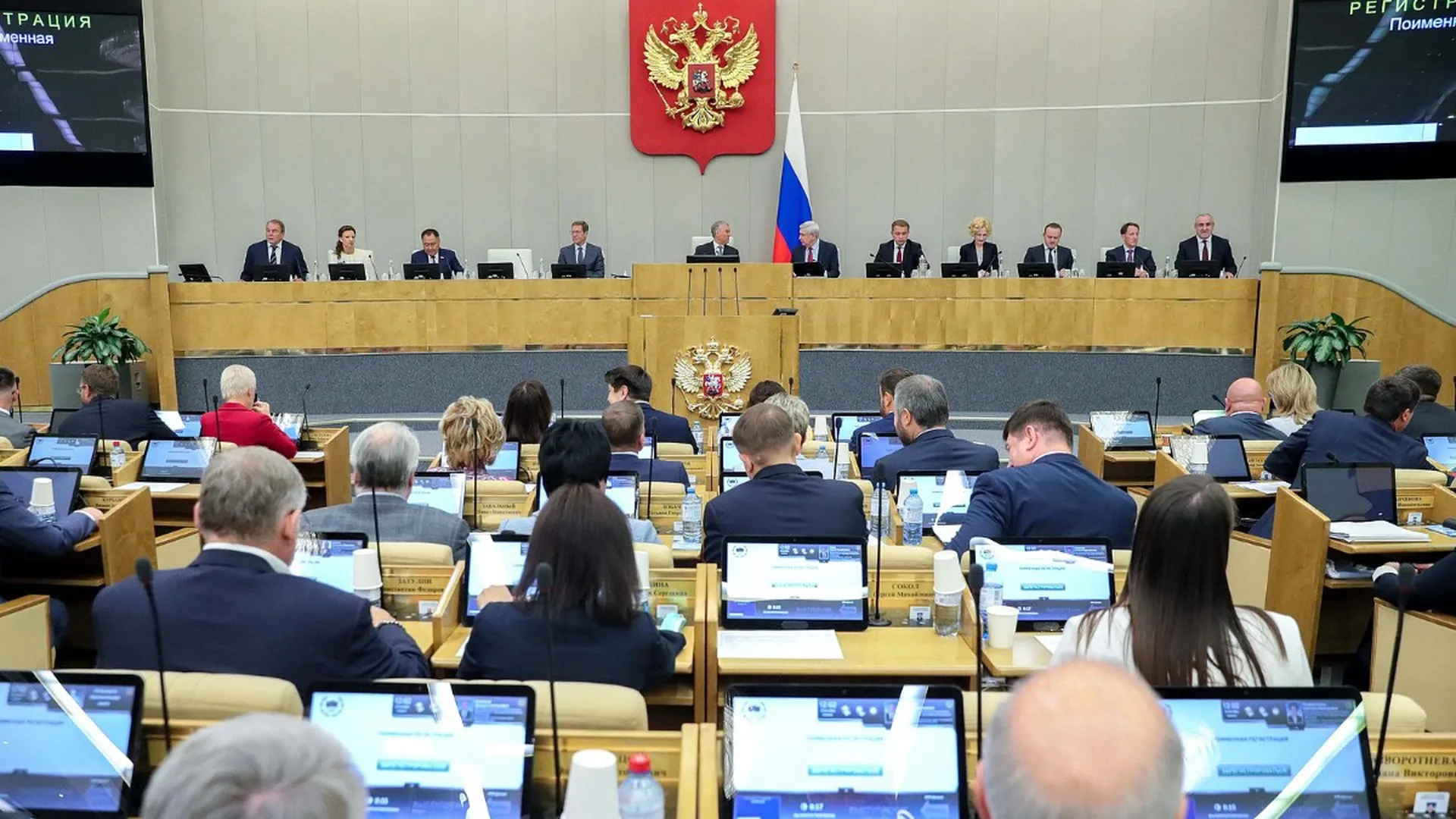 Совет Госдумы рекомендовал включить в повестку заседания 22 июля второе чтение двух законопроектов о дополнительных запретах для лиц за рубежом, уклоняющихся от исполнения приговоров и административных решений; реестр предложено вести Минюсту.