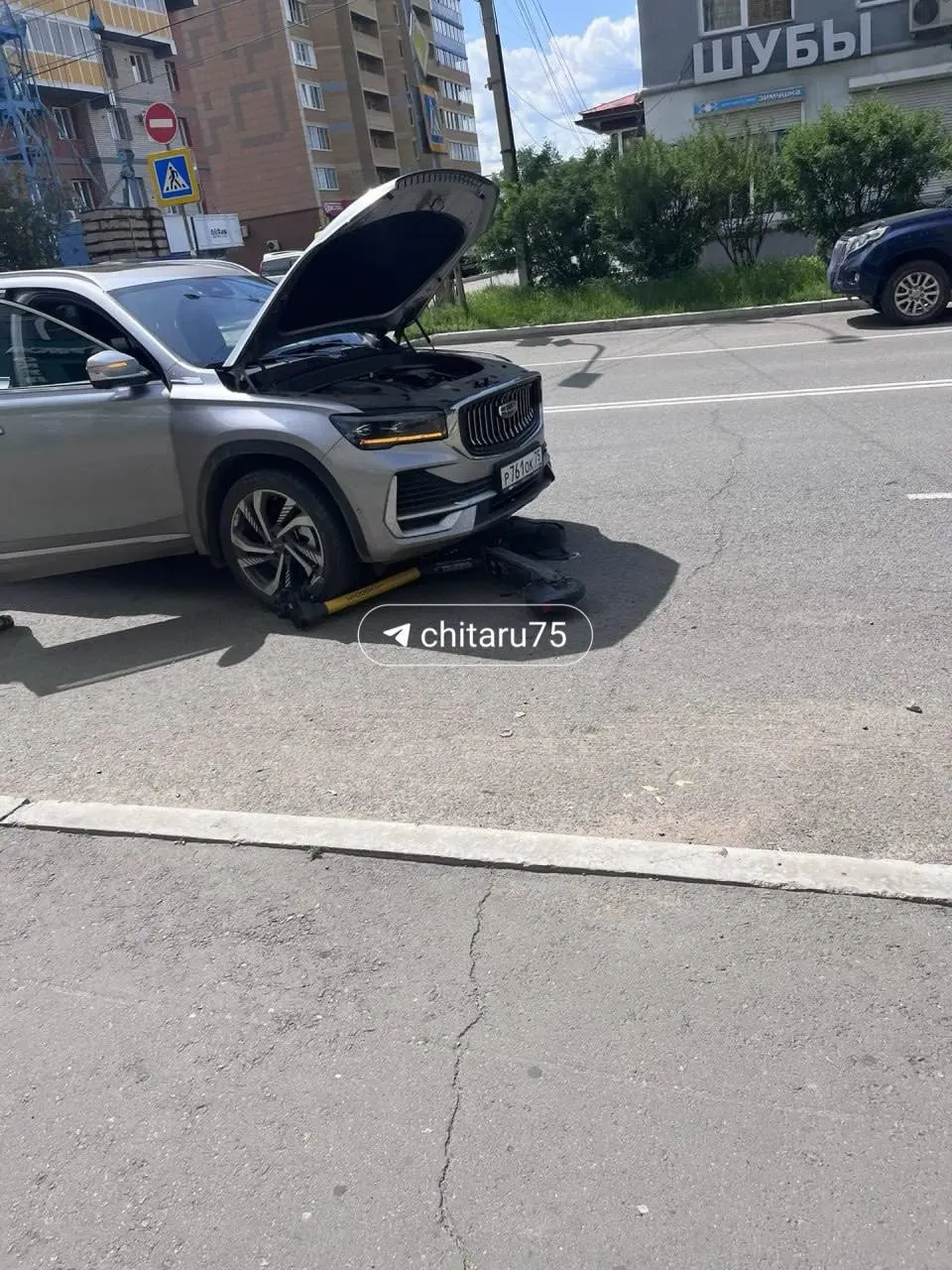 В Чите на перекрестке Курнатовского и Чкалова автомобиль наехал на девочку-подростка на самокате. Ребёнка увезла скорая, на месте работает полиция.
