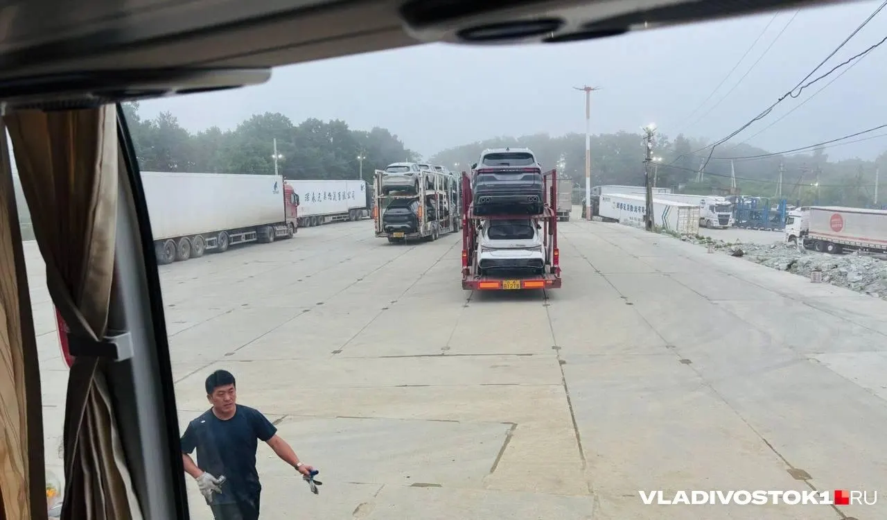 Огромная очередь образовалась на КПП Краскино в Приморском крае из‑за сужения дороги: транспорт пропускают поочерёдно, что приводит к многчасовым задержкам.