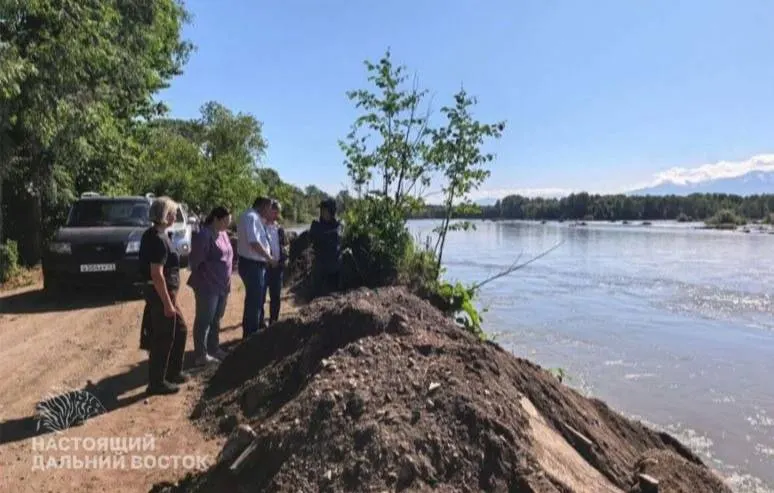 По результатам проверок власти признали необходимость ремонта защитных сооружений в Мильково и скорректировали график подготовительных работ; начало капитального ремонта ожидают не раньше 2028 года.