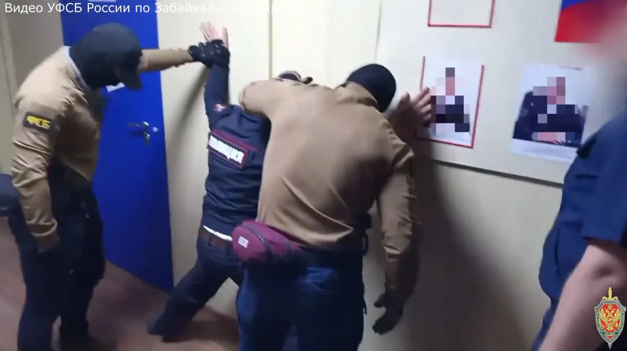 По данным ФСБ, сотрудник полиции получил крупную взятку от представителя компании. Возбуждено уголовное дело — максимальное наказание по статье до 12 лет лишения свободы. Следственные мероприятия продолжаются.
