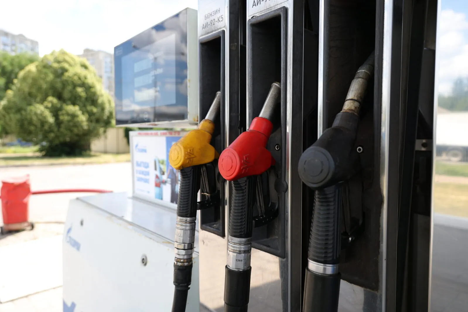 Правительство установило очередность поставок нефтепродуктов: первыми будут обеспечены государственные и оборонные нужды, затем — ряд отраслей и регионы, а автозаправки оказались в конце списка. Ситуация особенно напряжённая в Сибири и на Дальнем Востоке.