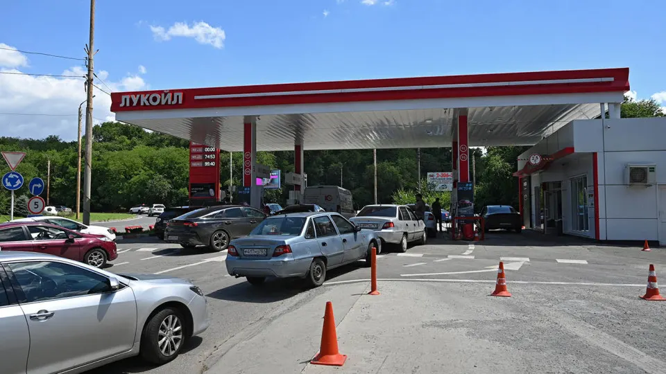 Цена белорусского бензина АИ‑92 выросла почти в 2 раза с мая; дефицит топлива после ударов по НПЗ, ограничения на отпуск и логистические сложности заставляют наращивать импорт.