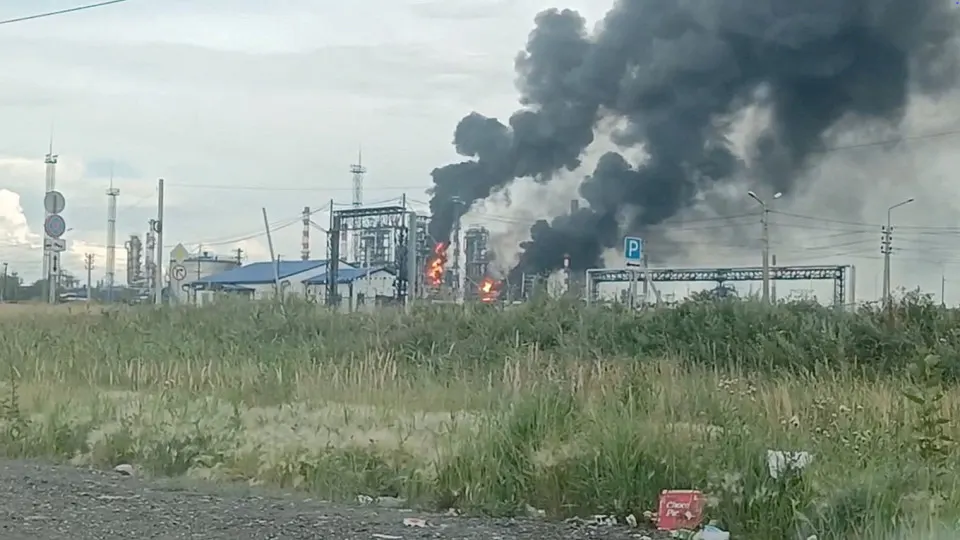 Атаки на нефтеперерабатывающие мощности и простои заводов привели к значительному сокращению производства бензина и дизеля, дефициту на заправках и росту цен.