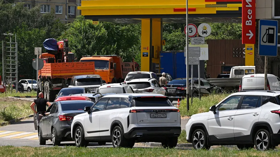 В июне поставки бензина из Белоруссии в Россию выросли втрое по сравнению с маем, а по итогам полугодия — в 20 раз. Импорт дизеля также резко увеличился, однако высокие цены и ограниченные мощности белорусских НПЗ вряд ли полностью закроют дефицит.