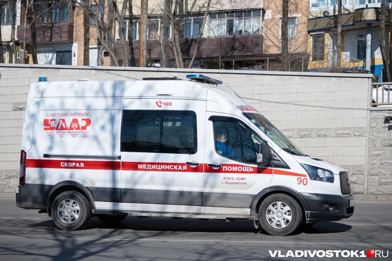 В Приморье двое молодых мужчин, отдыхавших у Находки, нырнули вниз головой, ударились о дно и получили переломы шейных позвонков; их доставили в больницу с нарушением чувствительности и движений в руках.