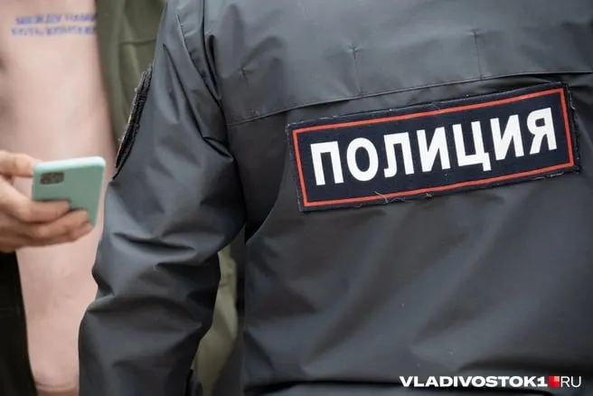 Жители Ленинского района сообщили, что мужчина в состоянии алкогольного опьянения громко кричал, оскорблял прохожих и угрожал соседке. По факту начата доследственная проверка.