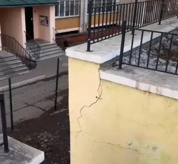 Жители дома на Славянской, 15 уже пять лет наблюдают трещины в подпорной стене. Управляющая компания и мэрия перекладывают ответственность, ремонт не согласован собственниками, а состояние конструкции ухудшилось после дождей.