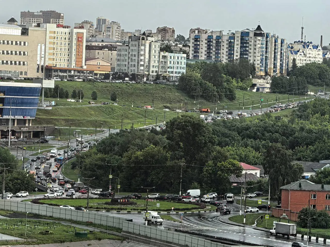 Министерство внутренних дел распорядилось отменять штрафы за остановку и стоянку, выписанные водителям, вынужденно ожидавшим бензовозы у автозаправок. Решение поможет оспорить «письма счастья», которые приходили из‑за километровых заторов.