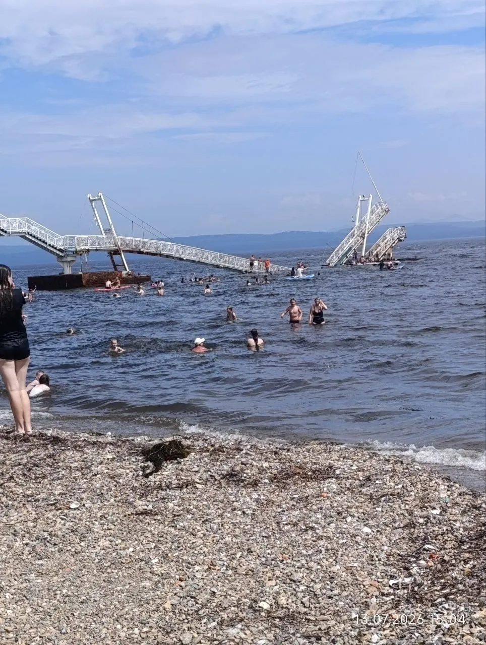 В бухте Муравьиная (Большая Тавайза) рухнул пешеходный мост. На конструкции в момент обрушения находились люди, в том числе дети; есть пострадавшие с переломами и травмами, продолжаются поиски.