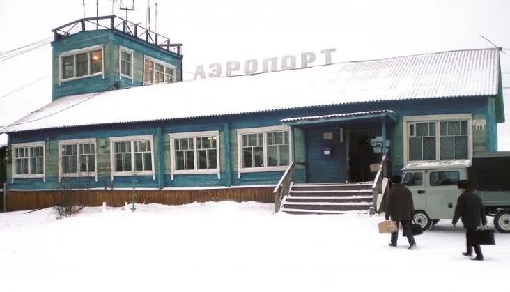 Следственные органы начали расследование после закупок светосигнального оборудования для аэродрома в Среднеколымске: по версии следствия, с ноября 2023 по ноябрь 2024 года похищено более 34 млн рублей, поставлено несертифицированное оборудование.