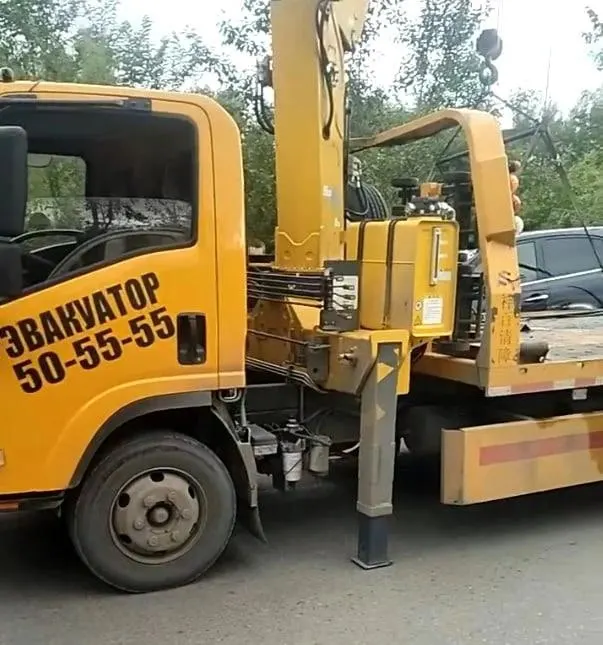 Добровольцы на заправке у «Роснефти» на Космонавтов ведут списки живой очереди, проверяют машины и вызывают полицию при попытках вклиниться — в одном случае нарушителя увез эвакуатор.