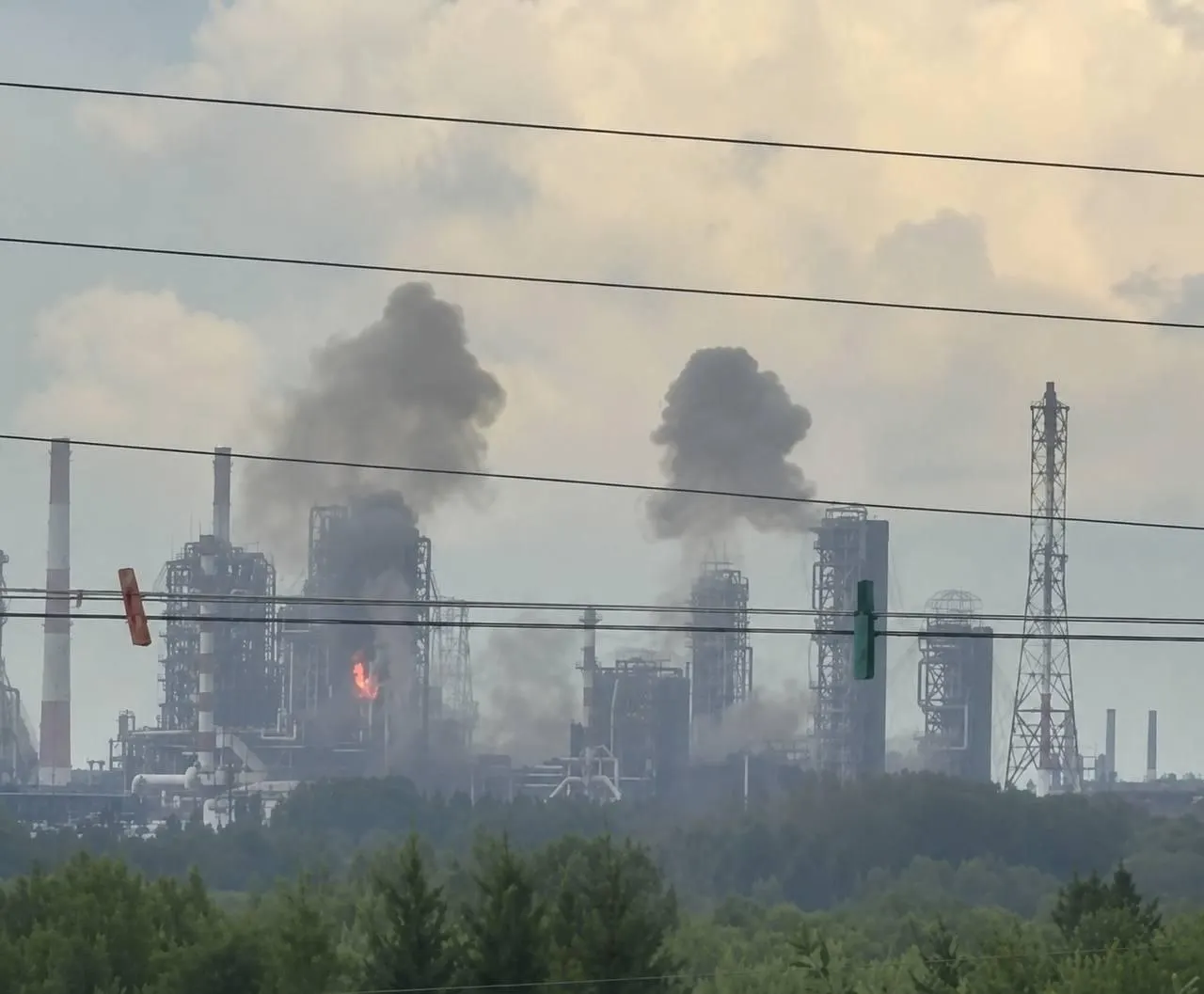 В Омской области загорелся крупнейший в стране Омский нефтеперерабатывающий завод: по сообщениям, по объекту был нанесён удар беспилотными аппаратами на расстоянии около 2,5 тысяч километров от линии фронта. Ближайший восточный НПЗ — Ачинский — находится примерно в тысяче километров.