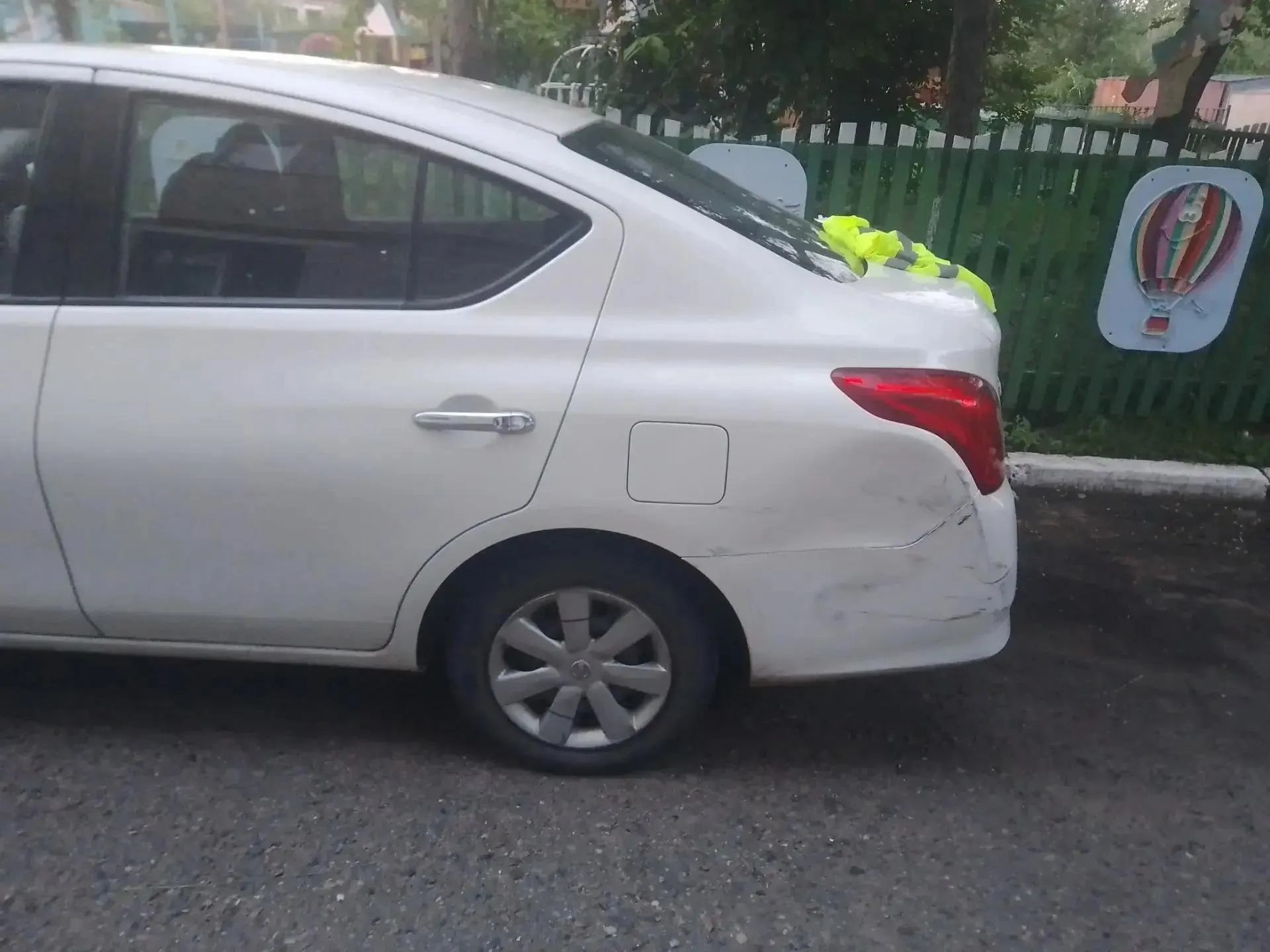 Вечером 15 июля в Чите мужчина на Nissan без прав и страховки врезался в стену двора, затем в припаркованный автомобиль и уснул за рулём. Владелица оценили ремонт примерно в 160 тысяч рублей; по факту составлены административные протоколы.