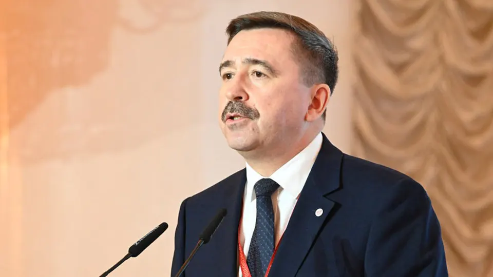 Руководитель Федерации независимых профсоюзов отметил, что акции протеста рабочих случаются в местах острых локальных конфликтов — в основном из‑за задержек зарплат, невыплаты сверхурочных и попыток закрыть производства. ФНПР оказывает правовую поддержку пострадавшим работникам.