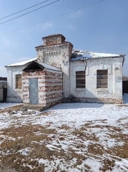 В посёлке Камень‑Рыболов в Ханкайском округе на торги выставили нежилое здание 1920 года площадью 105,5 м². Начальная цена — 1 рубль, предусмотрены крупный шаг аукциона и задаток.
