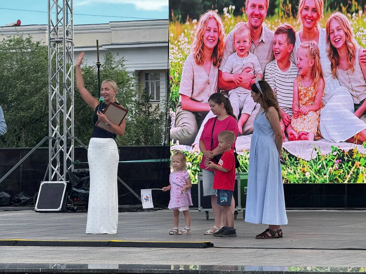 На городской площади проходит семейный праздник с детскими развлечениями, ярмаркой изделий ручной работы, концертной программой и крупным розыгрышем призов — главный из которых LADA Granta.