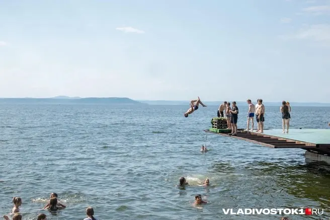Несмотря на пасмурную погоду и кратковременные дожди, поверхностная температура моря в Приморье держится в пределах +22…+26 °C; оперативные данные синоптиков дают немного более низкие значения.